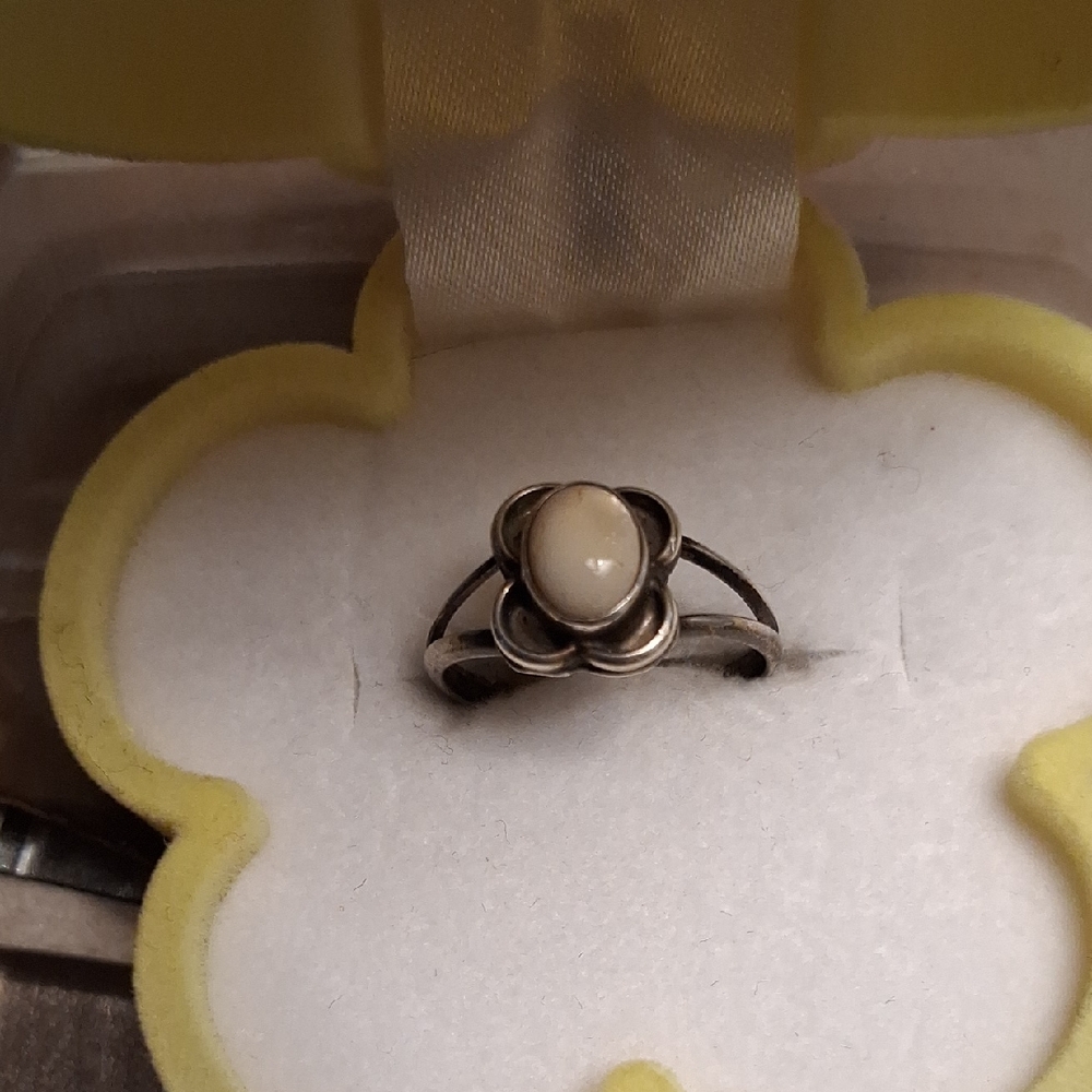 Vintage Silver and Cream Floral Ring